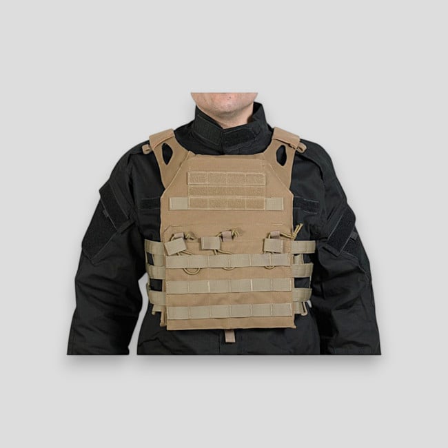 Gilet porte-plaque V18 + 2 plaques de protection Dummy - Tan - Delta Tactics Gilet porte-plaque V18 + 2 plaques de protection Dummy - Tan - Delta Tactics