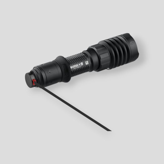 Linterna táctica 2600 lúmenes con estrobo Warrior X4 - Negro - Olight