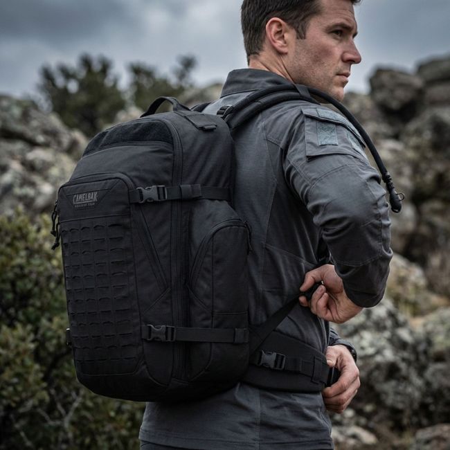 Mochila BFM 47L negra con depósito Crux 3L - Camelbak