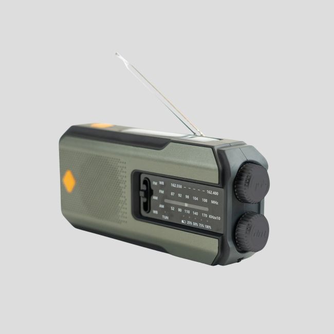 Radio/latarka/zewnętrzna bateria awaryjna ładowalna (USB-C/Dynamo/Słoneczna) - Zieleń Oliwkowa - Highlander Outdoor