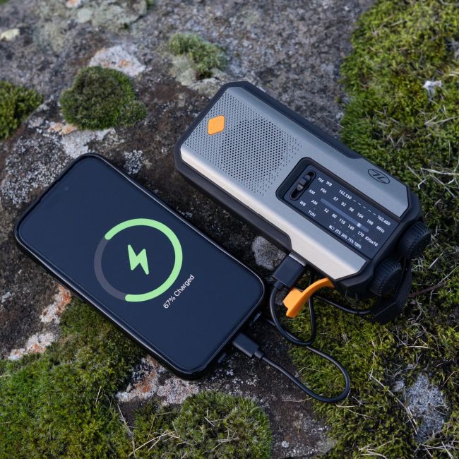 Radio/latarka/zewnętrzna bateria awaryjna ładowalna (USB-C/Dynamo/Słoneczna) - Zieleń Oliwkowa - Highlander Outdoor