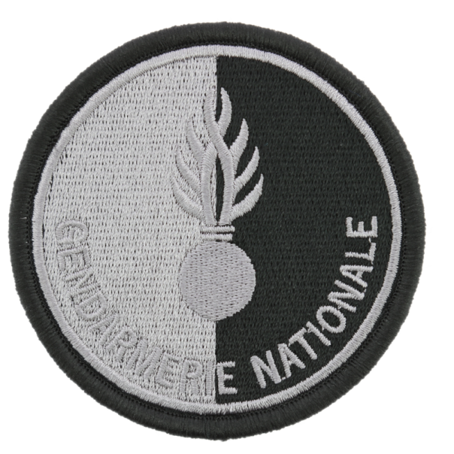 Nicht zugelassenes Abzeichen der Gendarmerie Nationale mit geringer Sichtbarkeit in Schwarz