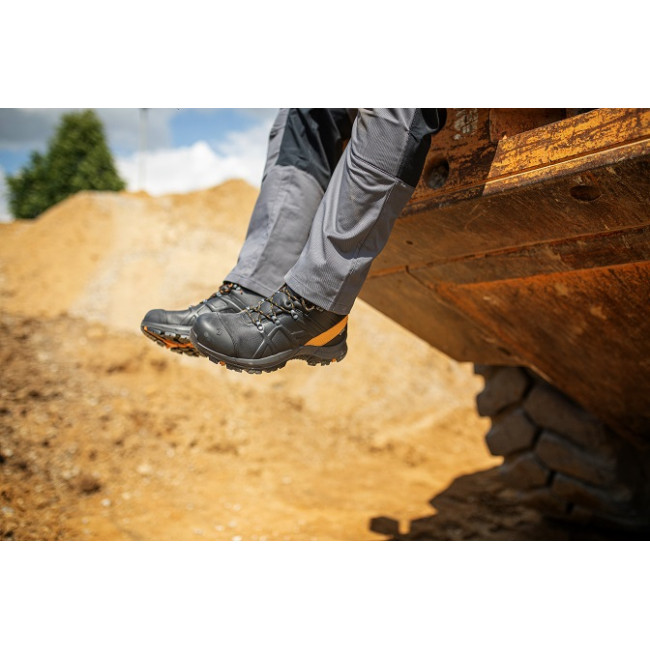 Chaussures de sécurité Black Eagle Safety 54 mid S3 noir et orange - Haix