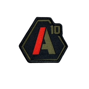 Patch A10 geborduurd olijfgroen/rood op zwarte stof - A10 Equipement